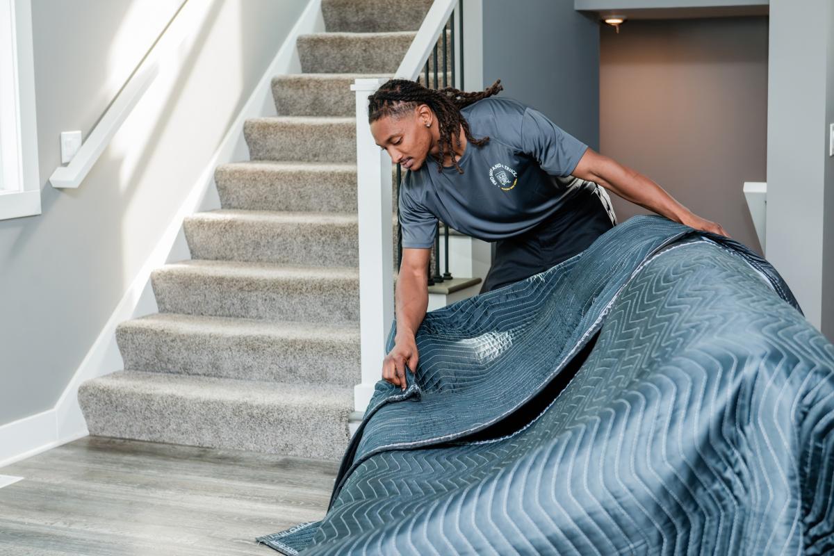 Why it's worth hiring professional movers 