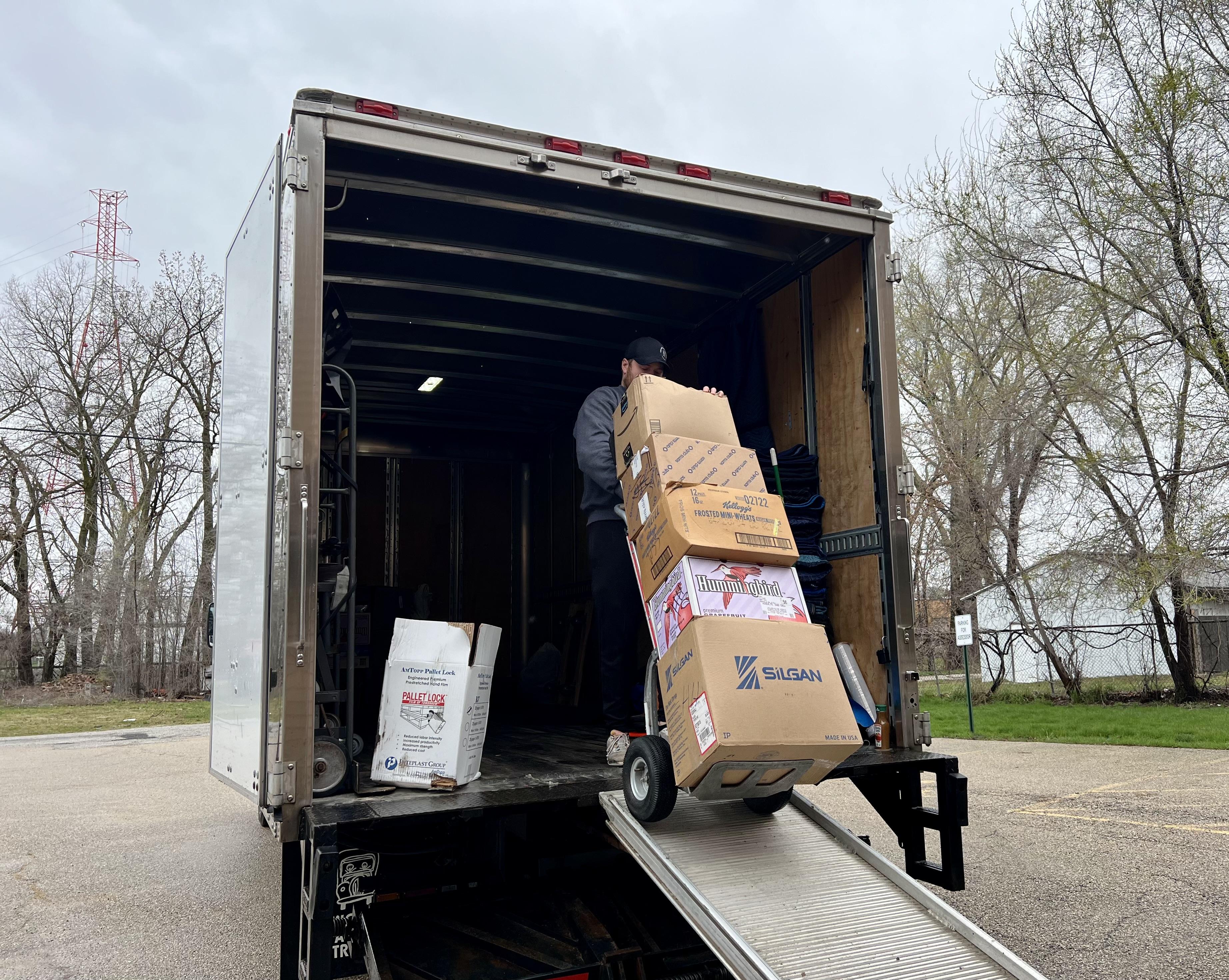 MOVER WITH BOXES IN MOLINE IL